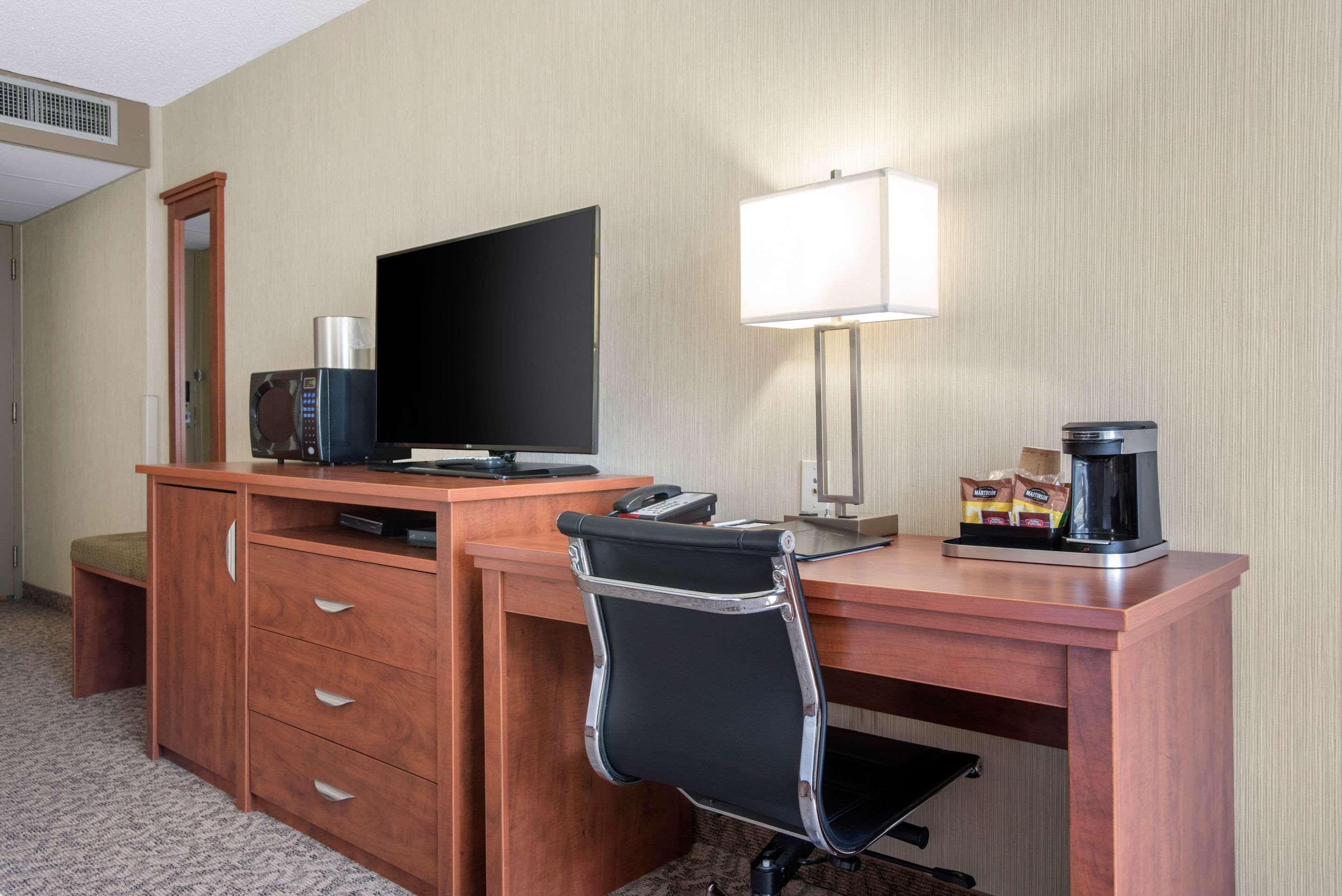 Clarion Hotel & Suites Brandon Ngoại thất bức ảnh