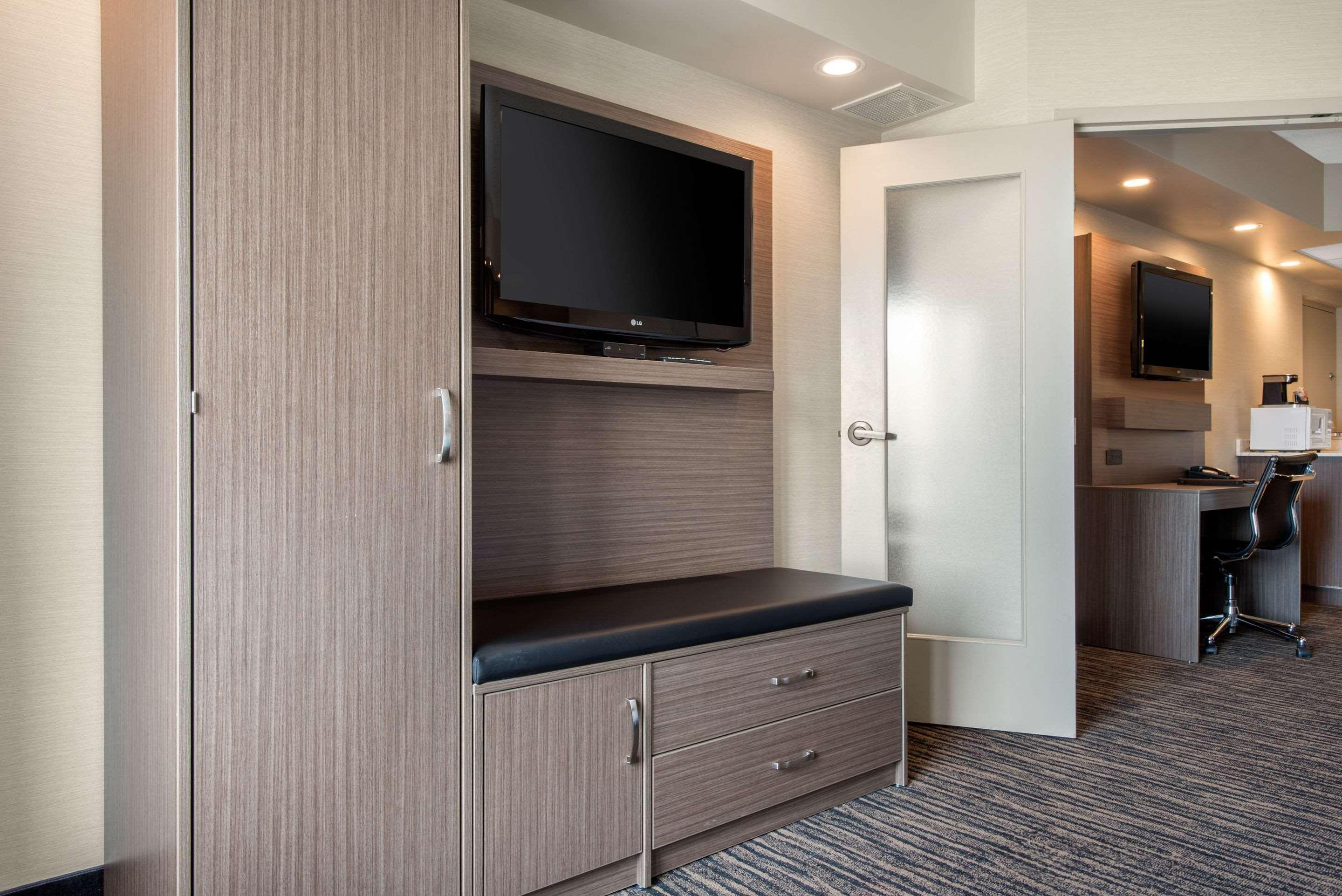 Clarion Hotel & Suites Brandon Ngoại thất bức ảnh