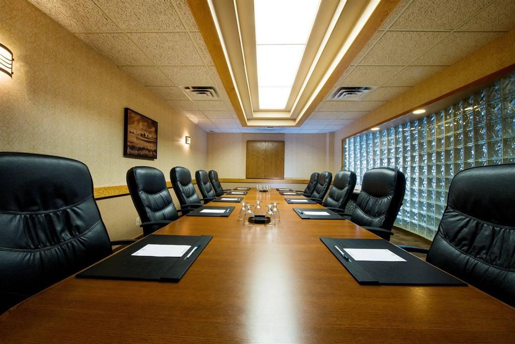 Clarion Hotel & Suites Brandon Ngoại thất bức ảnh