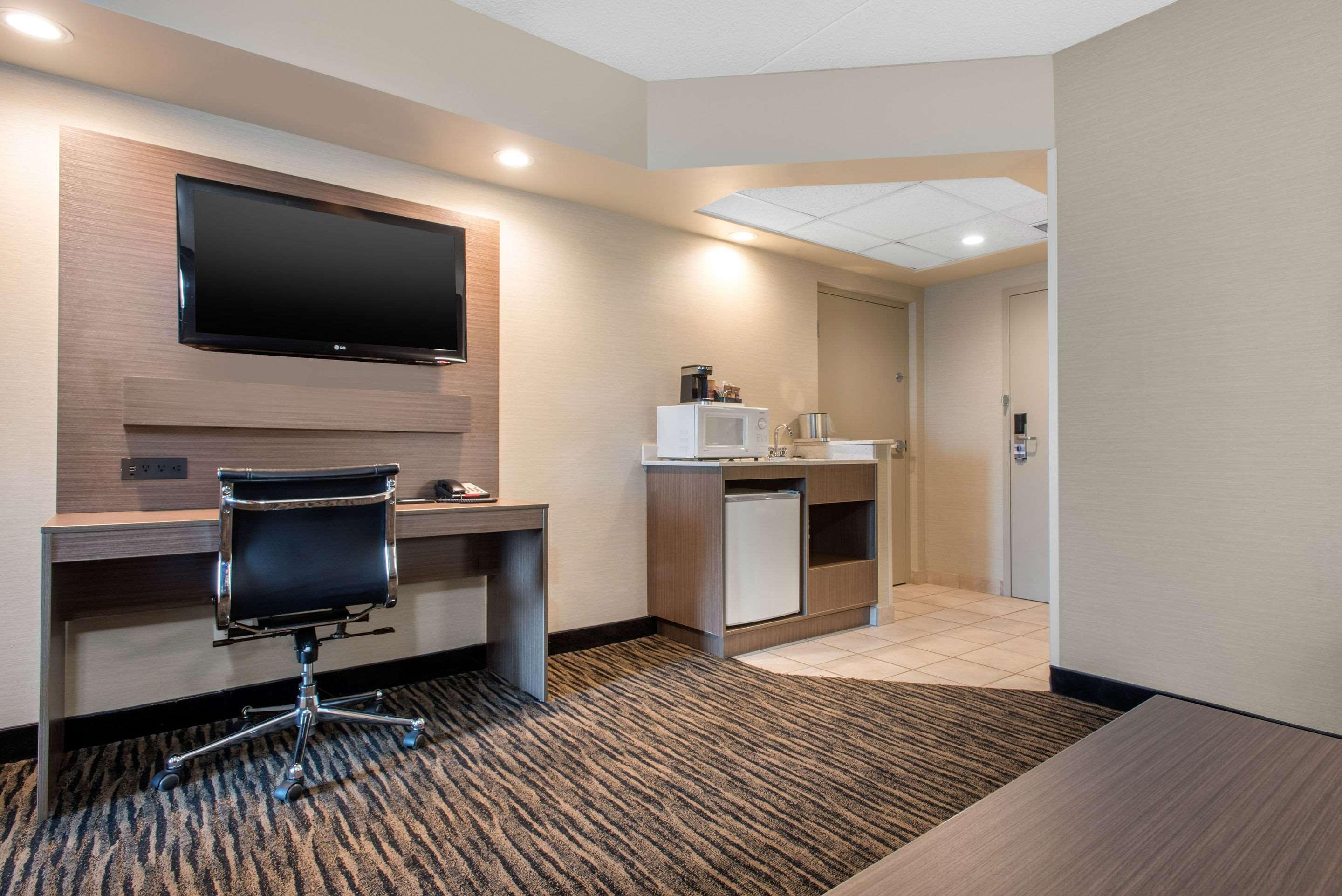 Clarion Hotel & Suites Brandon Ngoại thất bức ảnh