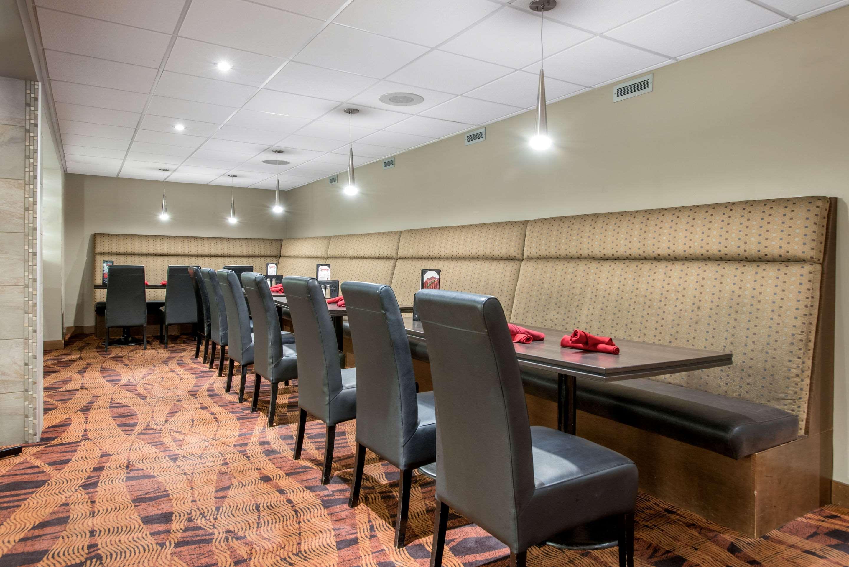 Clarion Hotel & Suites Brandon Ngoại thất bức ảnh