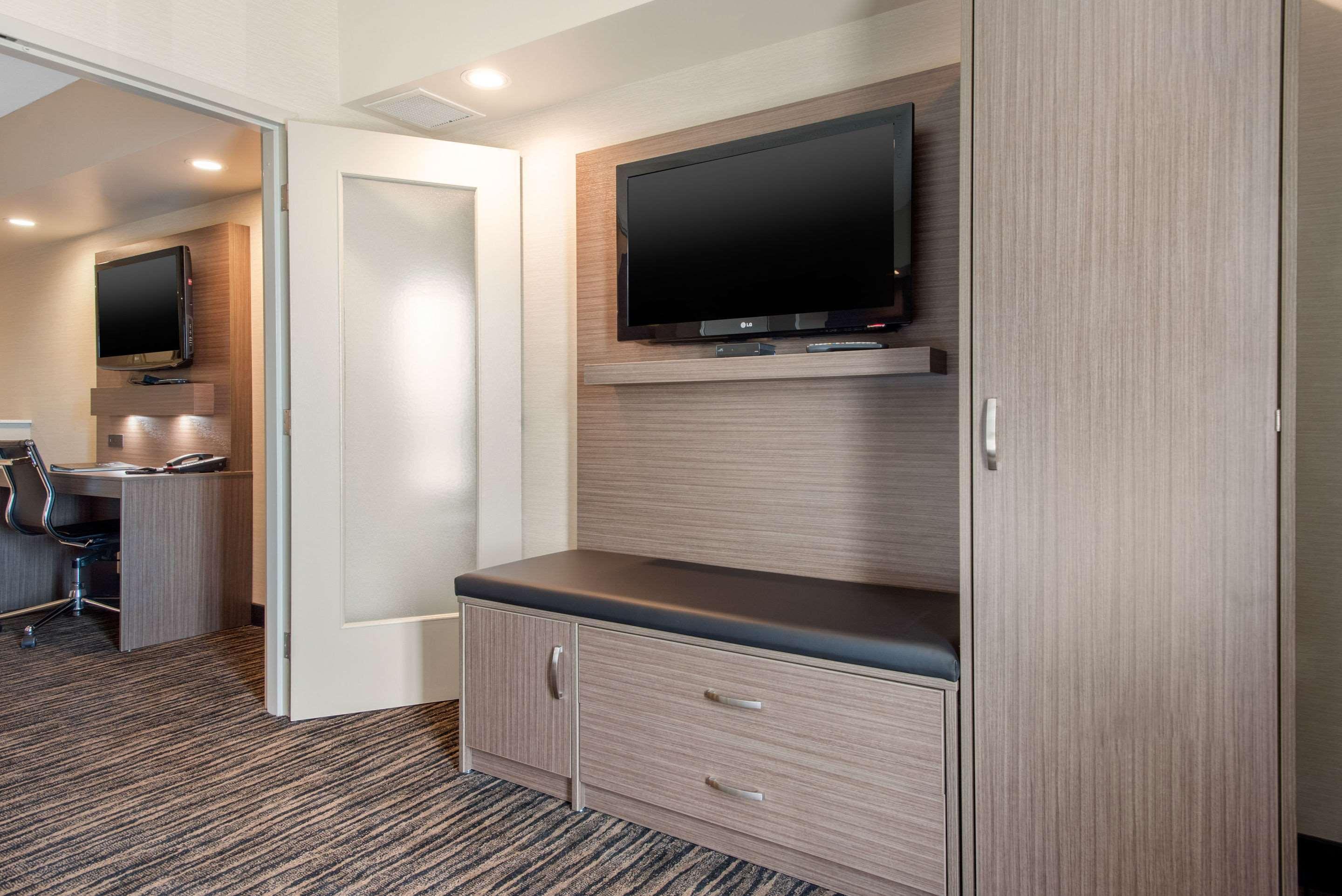 Clarion Hotel & Suites Brandon Ngoại thất bức ảnh