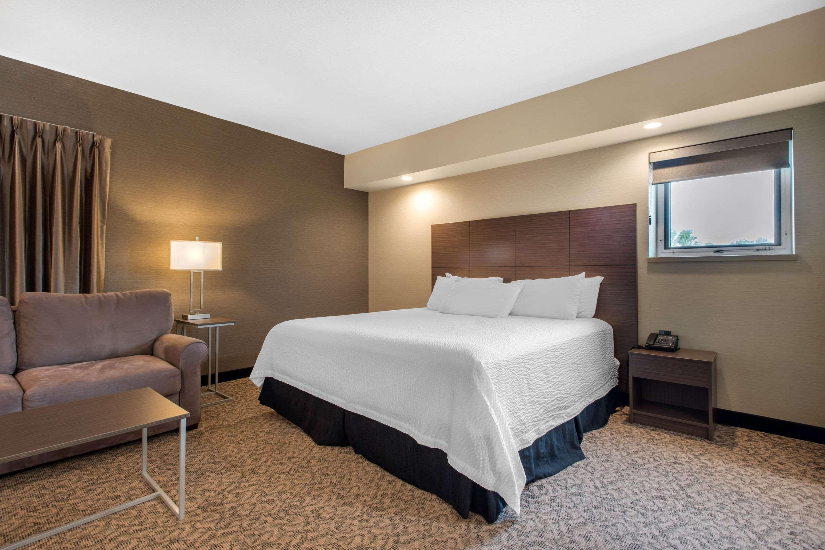 Clarion Hotel & Suites Brandon Ngoại thất bức ảnh
