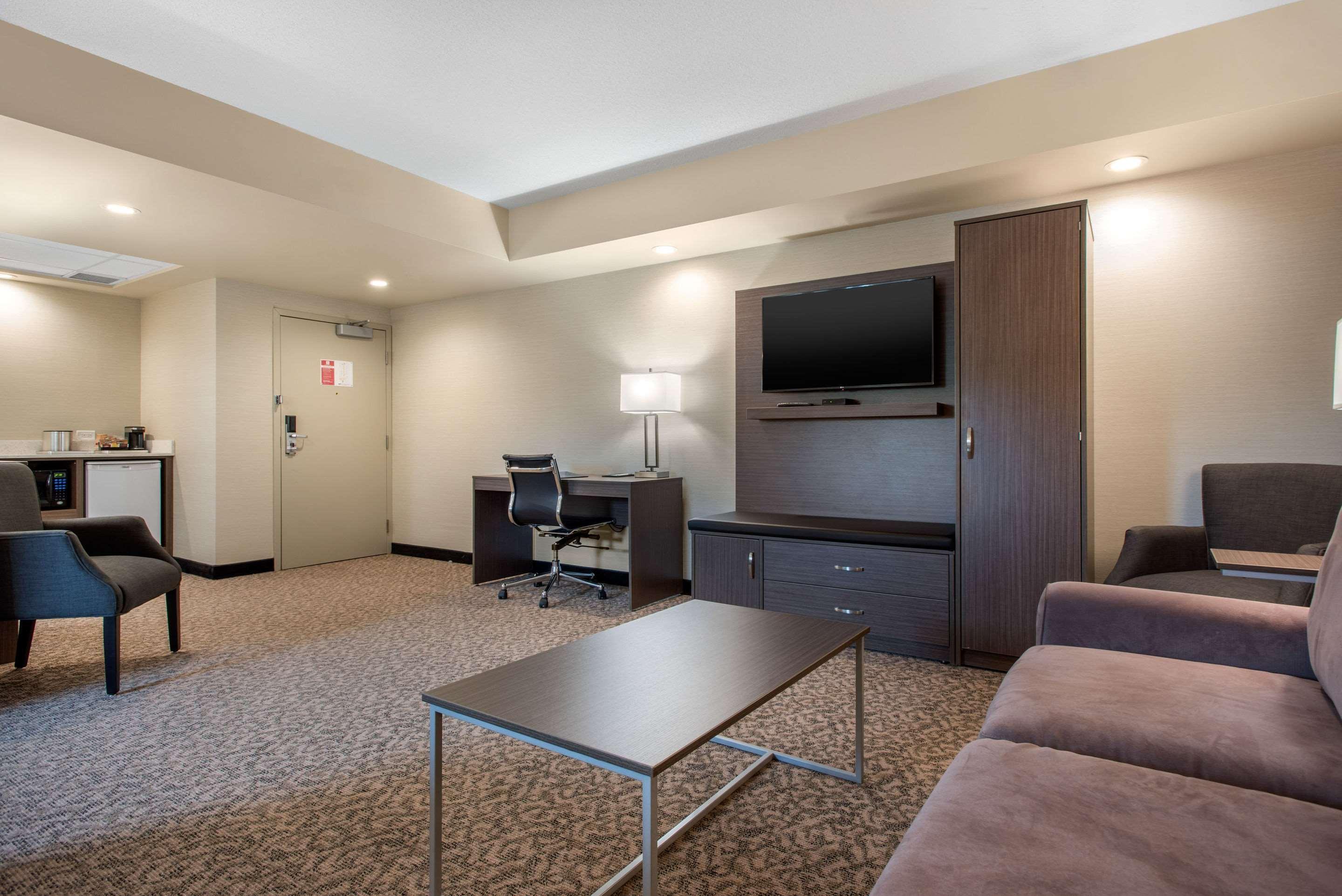 Clarion Hotel & Suites Brandon Ngoại thất bức ảnh