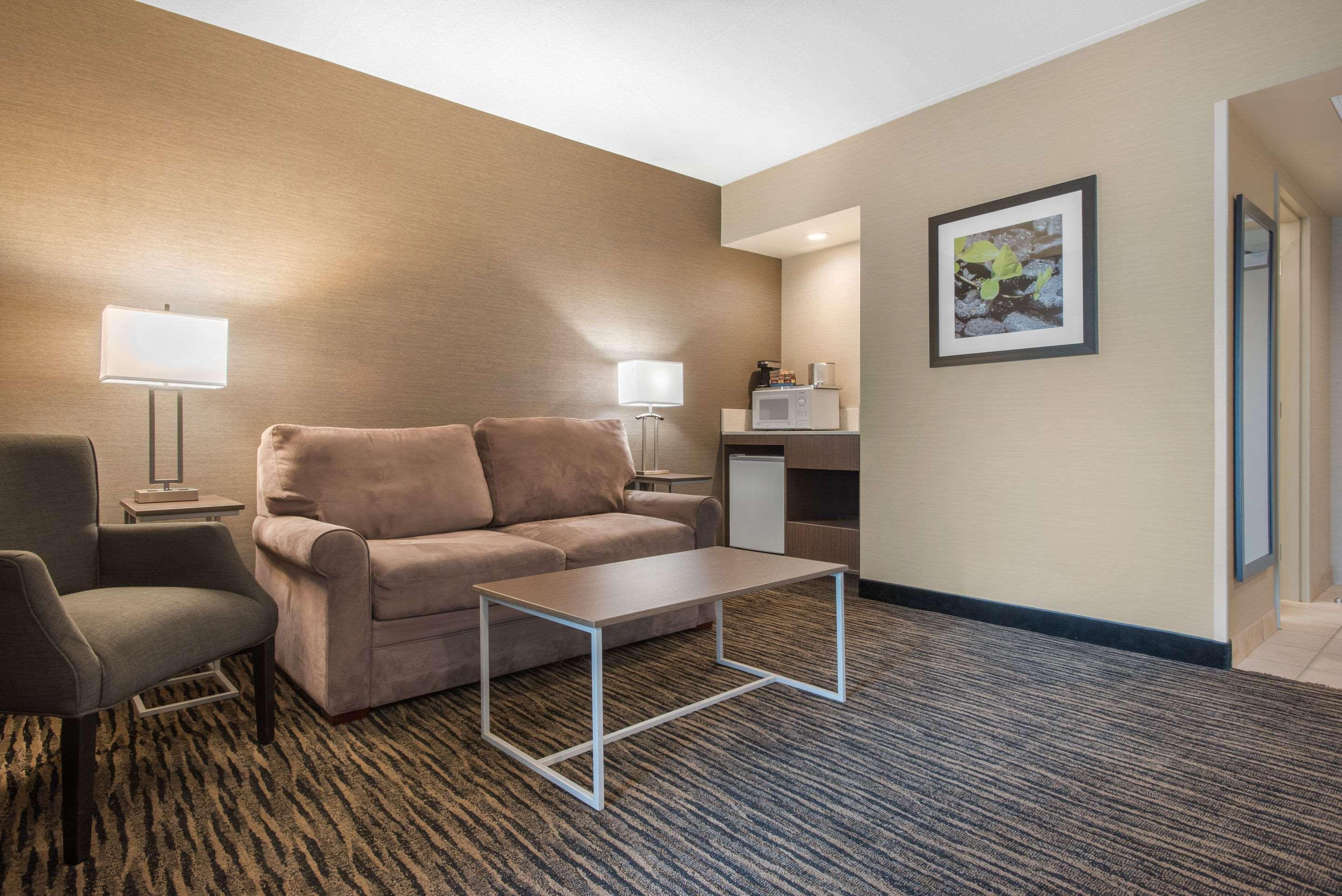 Clarion Hotel & Suites Brandon Ngoại thất bức ảnh