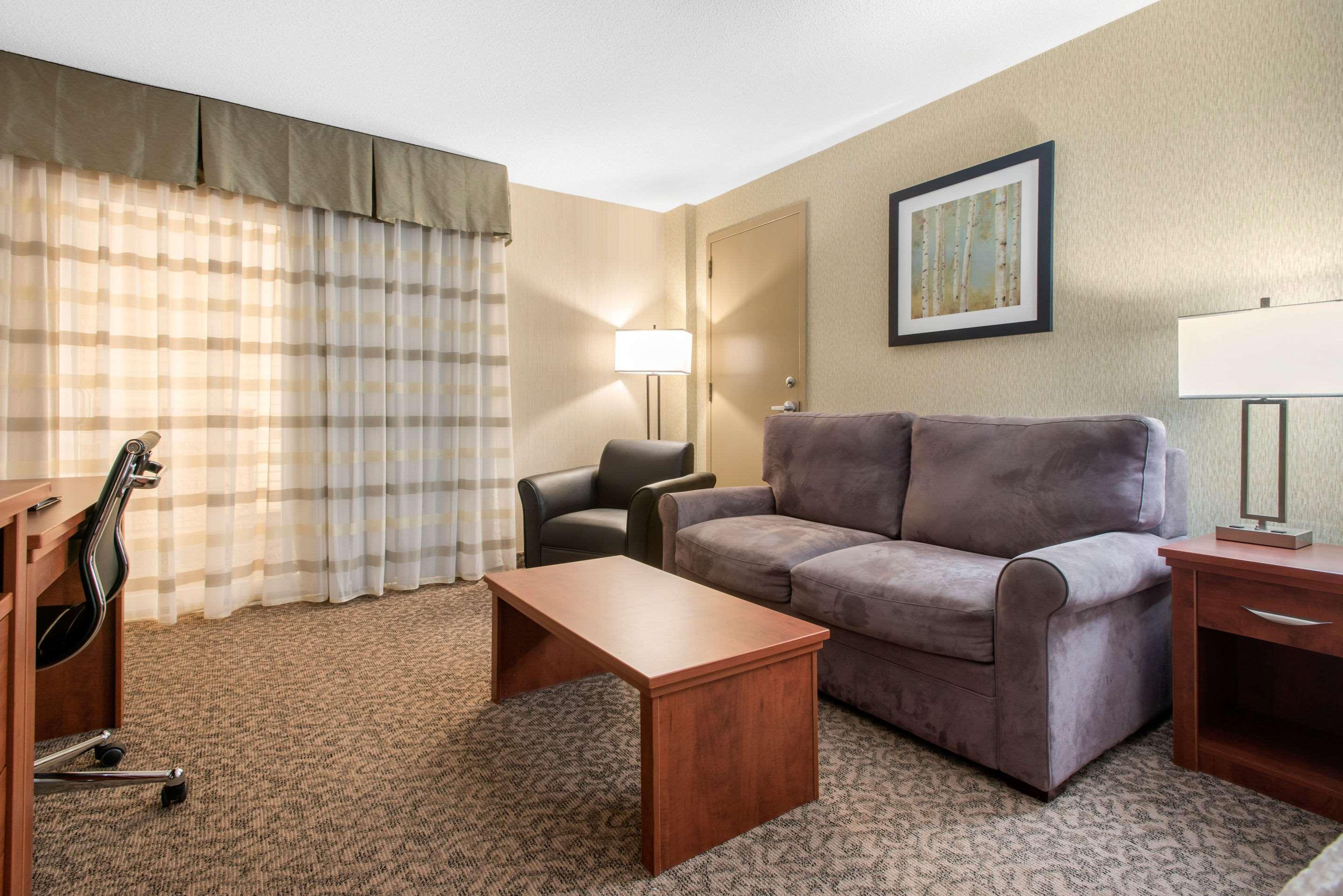 Clarion Hotel & Suites Brandon Ngoại thất bức ảnh