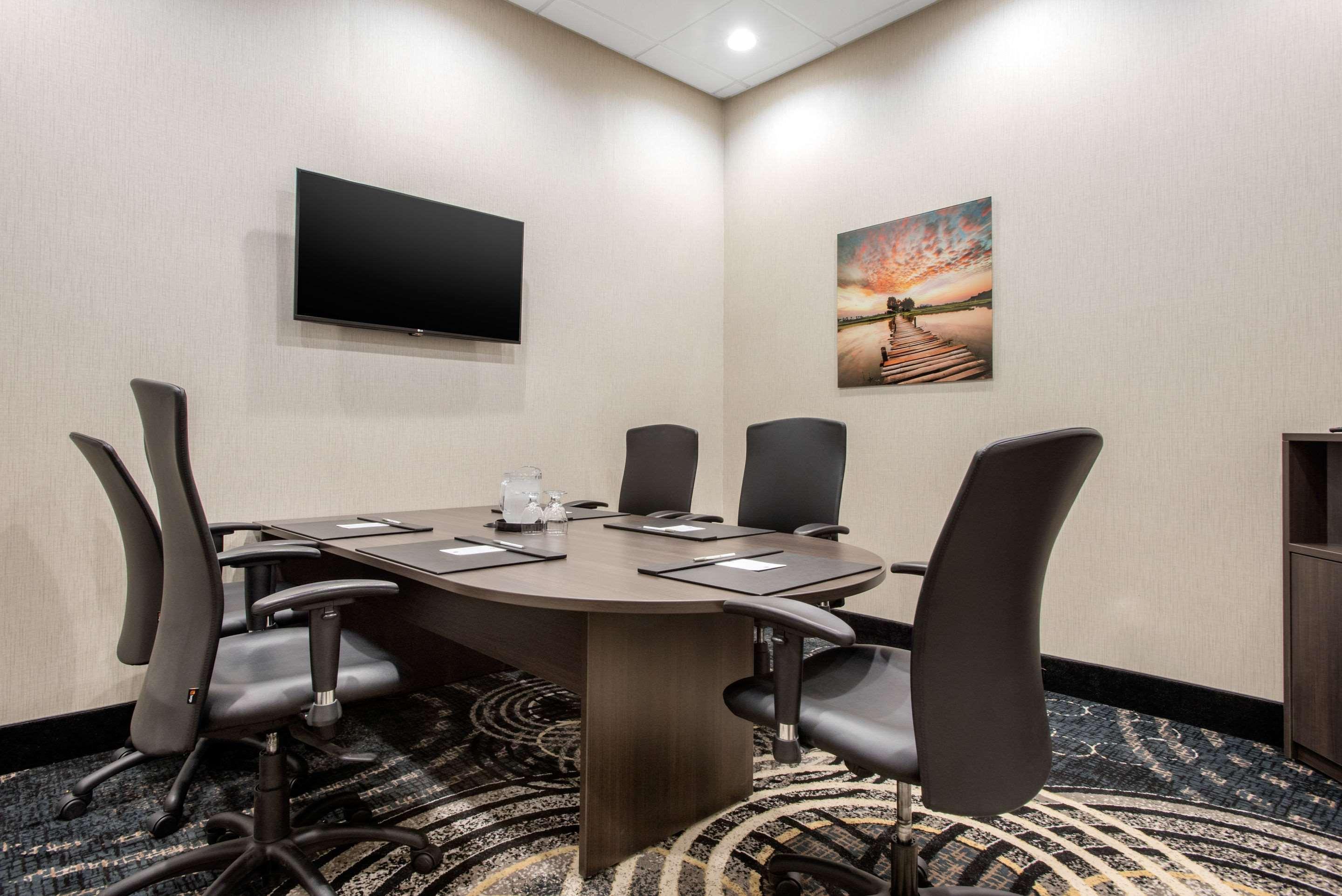 Clarion Hotel & Suites Brandon Ngoại thất bức ảnh