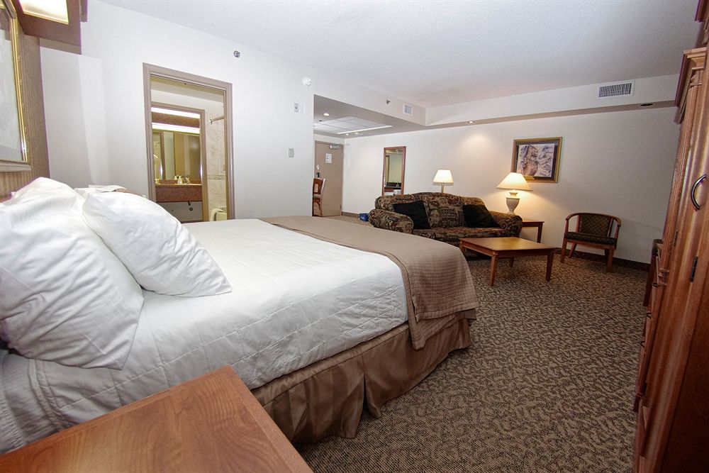 Clarion Hotel & Suites Brandon Ngoại thất bức ảnh